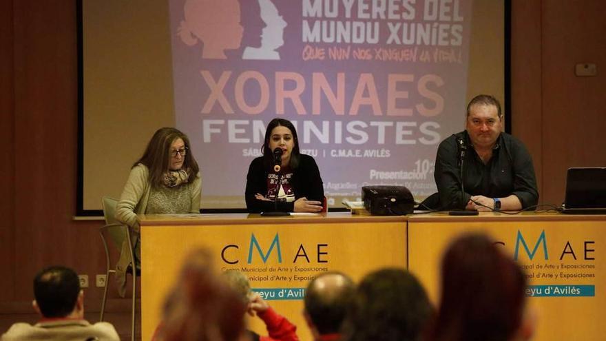 Carmen Conde, Nidia Gómez y Ramón Argüelles, ayer, en la inauguración de las jornadas feministas organizadas por Izquierda Unida en el CMAE.