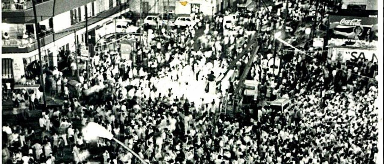 Una abarrotada calle Aragó a la altura del bar justo antes del inicio de una de las marchas a Lluc.