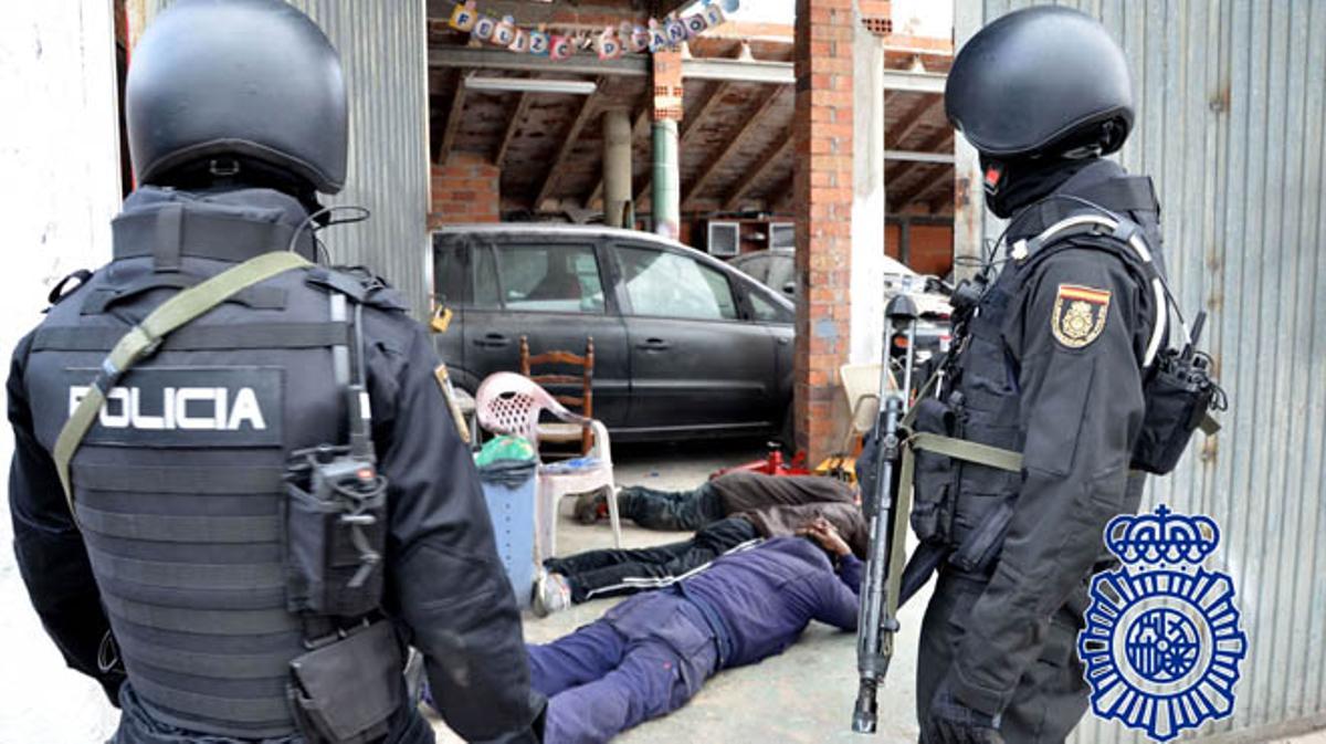 La Policía Nacional desmantela un laboratorio de cocaína y detiene a cinco personas.