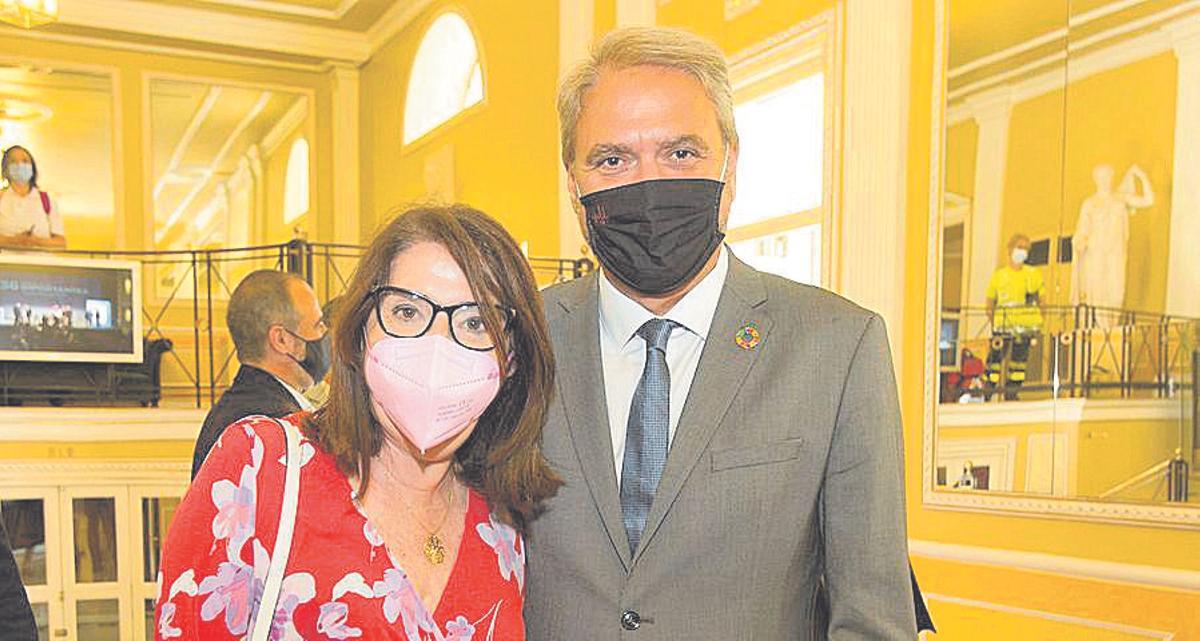 La rectora de la Universidad de Alicante, Amparo Navarro, y su homólogo de la Universidad Miguel Hernández de Elche, Juan José Ruiz Martínez, posan en el vestíbulo del Teatro Principal.