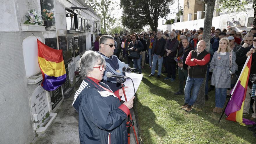 En imágenes: Gijón celebra en el cementerio del Sucu el aniversario de la II República española