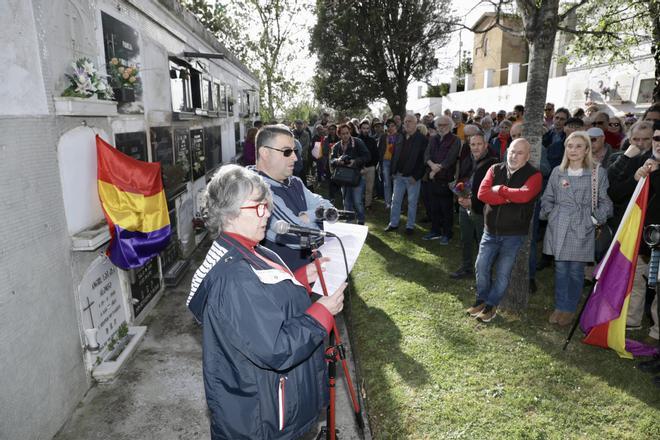 María José Capellín y Pedro Roldán, de la Sociedad Cultural Gijonesa, ayer, durante su discurso, en el cementerio del Sucu.