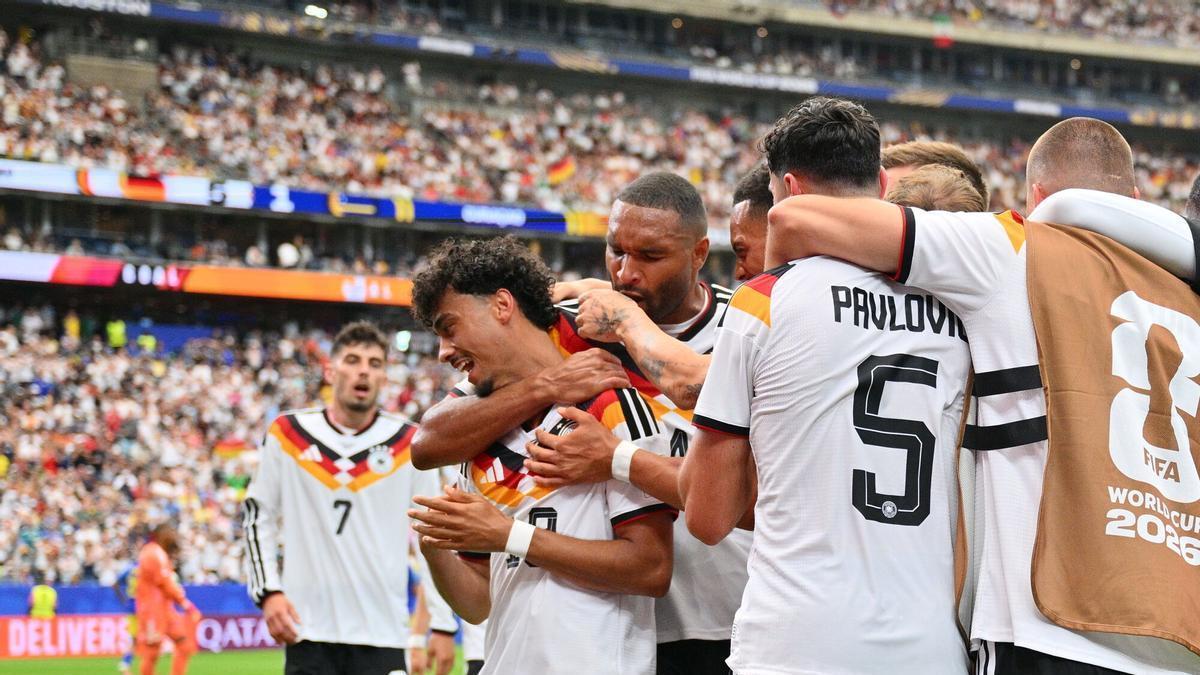 HOUSTON (United States), 14/06/2026.- Nathaniel Brown of Germany (CL) celebrates scoring the 5-1 with teammates during the FIFA World Cup 2026 group stage match Germany against Curacao, in Houston, USA, 14 June 2026. (Alemania) EFE/EPA/SAM WASSON
