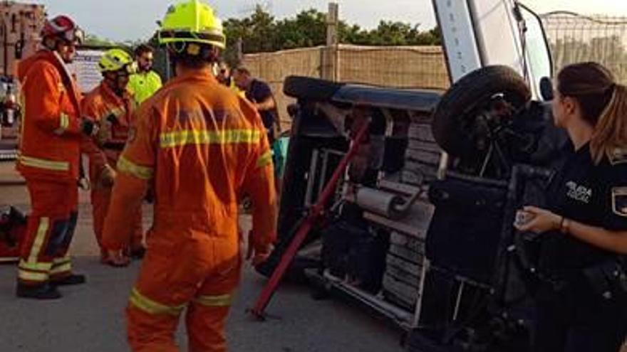 Herida una mujer al volcar su coche cerca del polideportivo de Xeraco