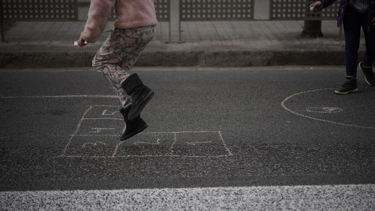 Juegos infantiles sobre el carril bus de la calle de Aragó, este viernes