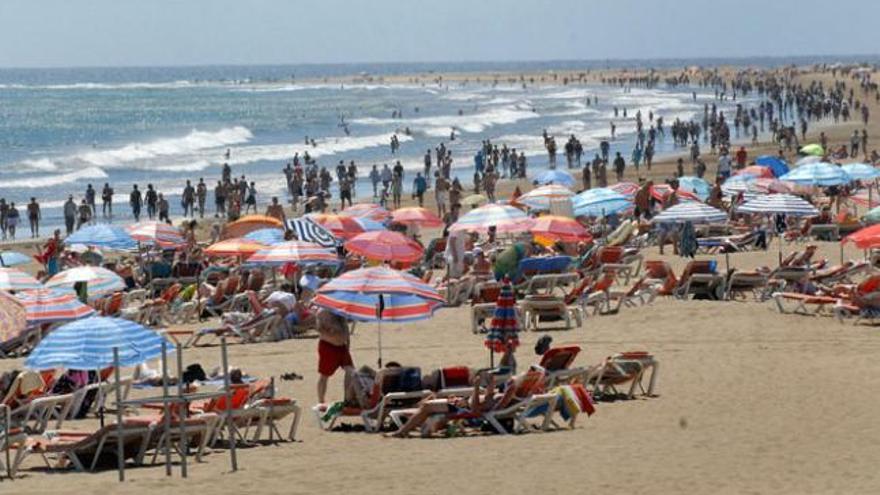 Cientos de turistas disfrutan del sol en Playa del Inglés. i SANTI BLANCO