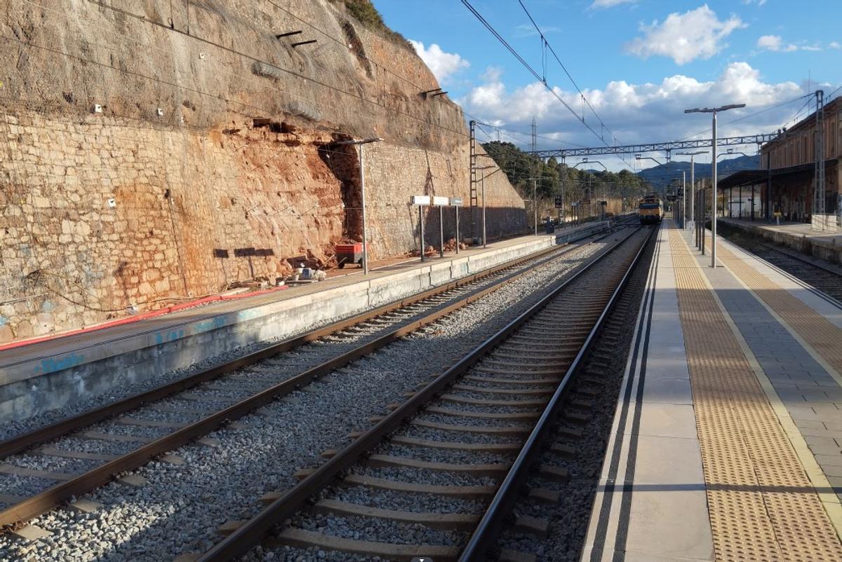 Mur de contenció en el qual es continua treballant a l'estació de Castellbell