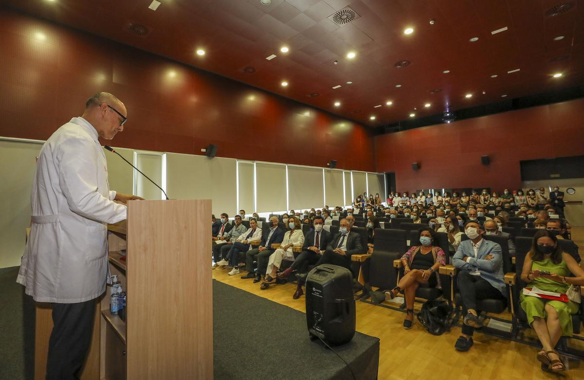El salón de actos del Hospital del Vinalopó se llenó, en la imagen durante la intervención del gerente Rafael Carrasco.