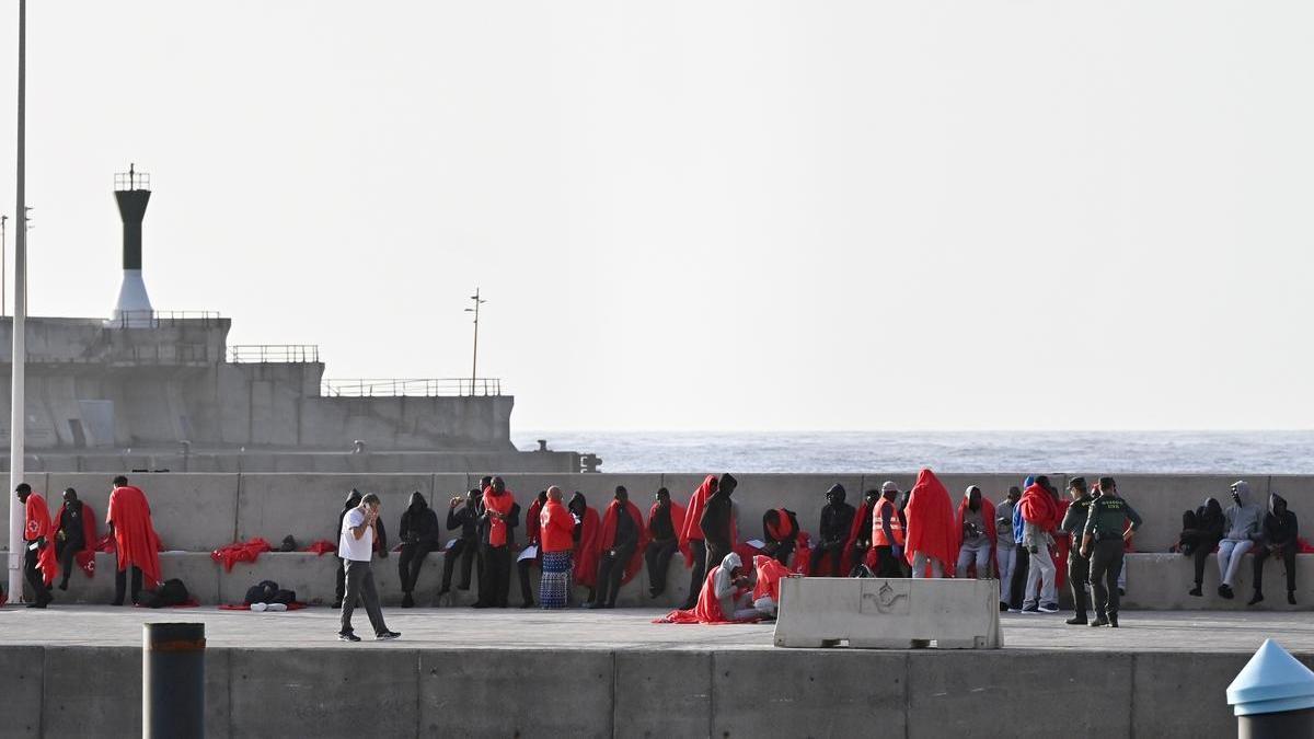 Archivo - Decenas de migrantes son atendidos por los equipos de Emergencias de Canarias, en el Puerto de La Estaca, a 23 de enero de 2023, en El Hierro, Santa Cruz de Tenerife, Tenerife, Canarias (España).