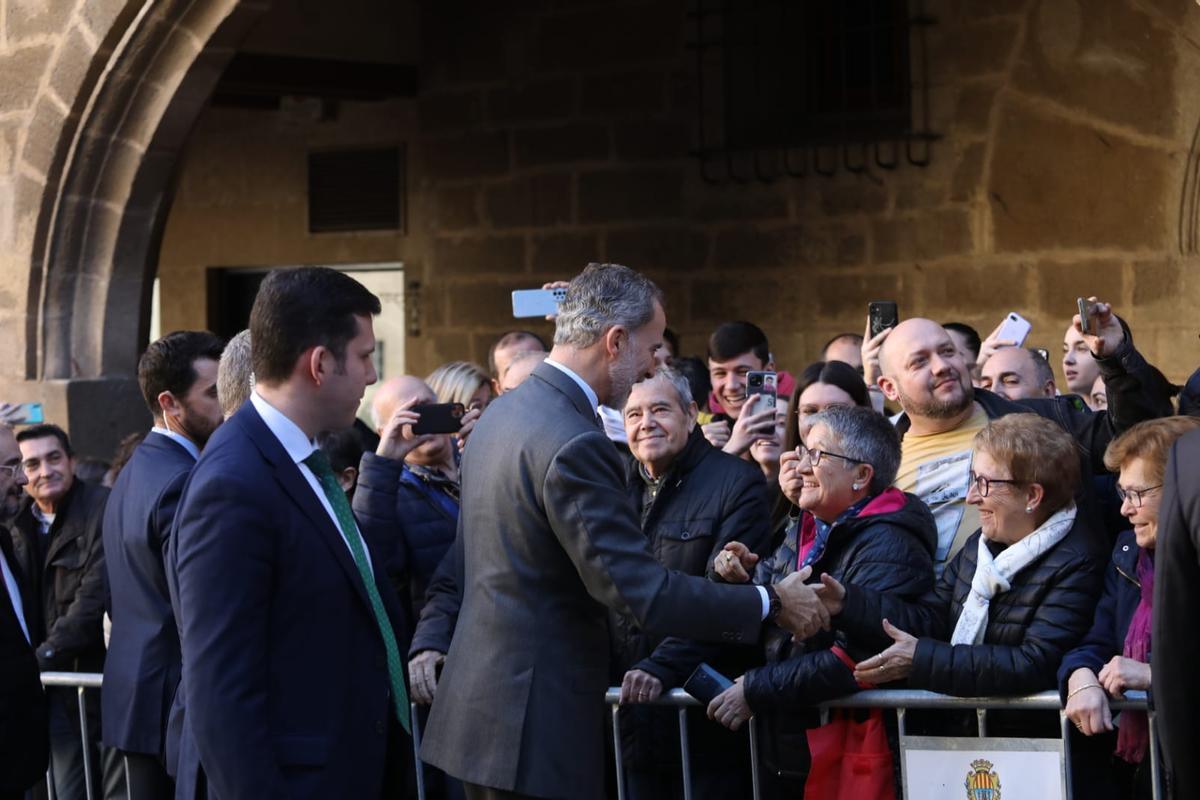 El monarca rompe el protocolo para saludar a los vecinos de Alcañiz.