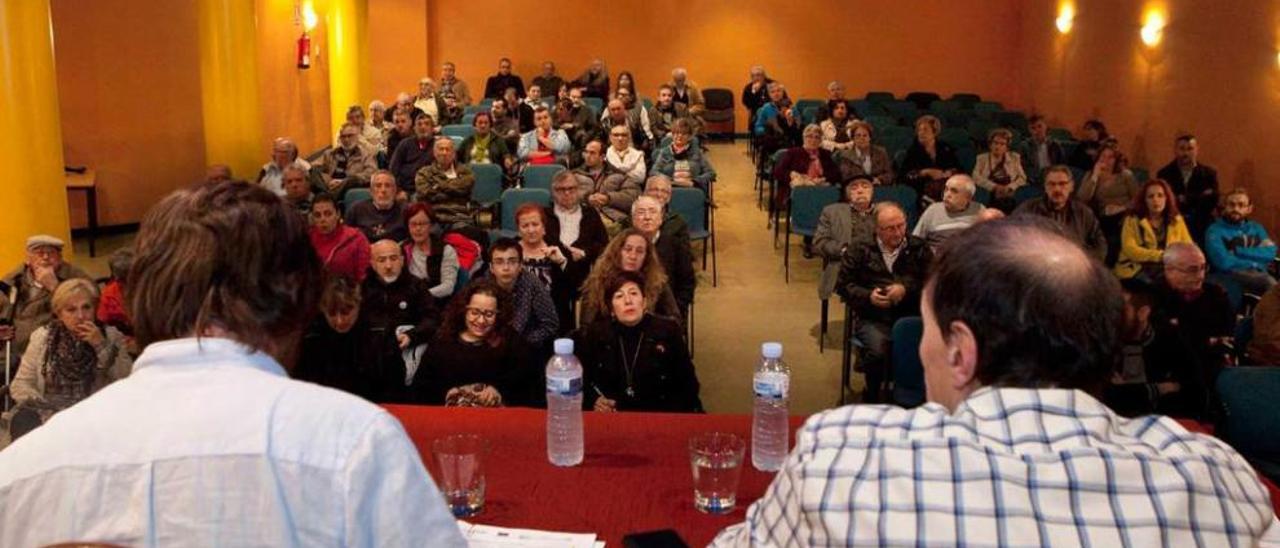 Asistentes a la asamblea vecinal, con Luis Baragaño y Jesús Sánchez de espaldas.