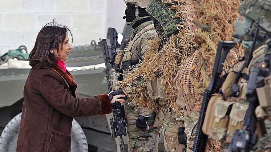 La ministra de Defensa, Margarita Robles, saludant militars