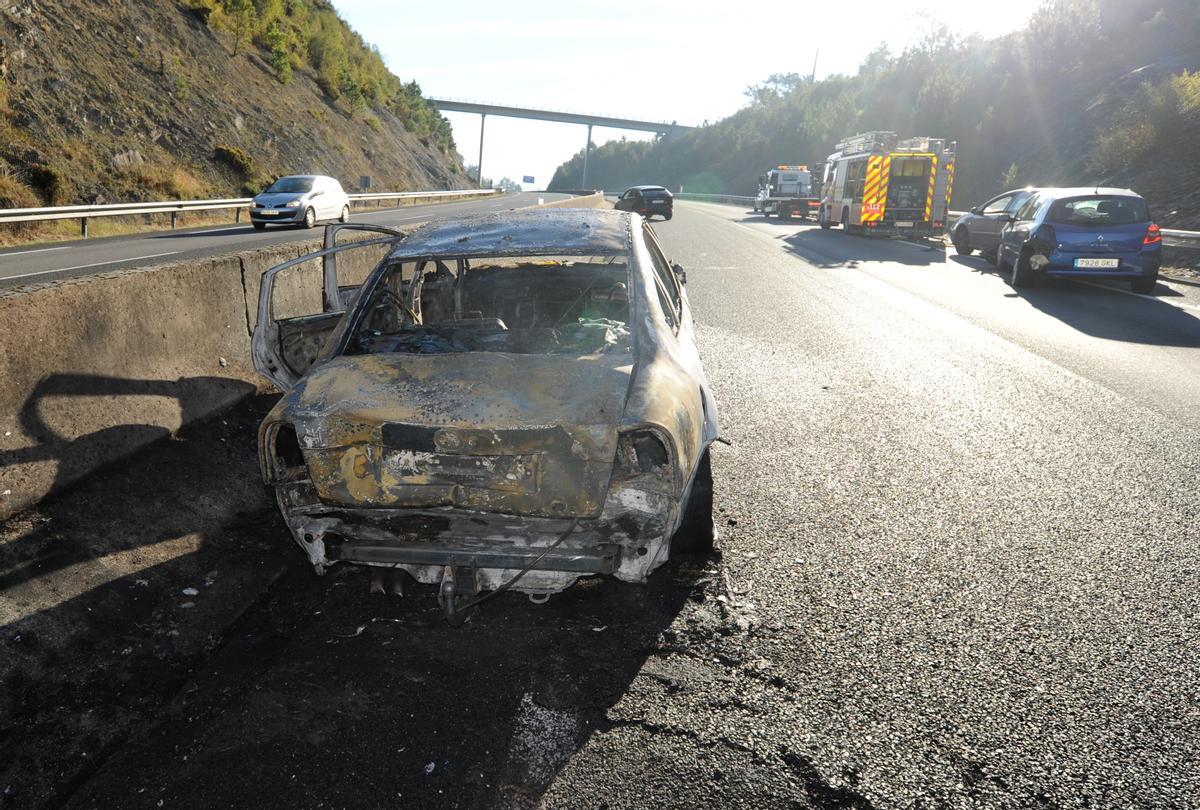 Accidente de tráfico en la AP-53 con un coche calcinado
