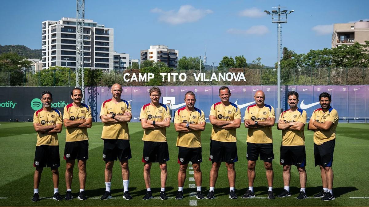 De izquierda a derecha: Pepe Conde (preparador físico de campo), Julio Tous (jefe de la preparación física); Heiko Westermann (ayudante), Marcus Sorg (ayudante), Hansi Flick (entrenador del Barça), Toni Tapalovic (ayudante); José Ramón de la Fuente (entrenador de porteros), Pepe Maldonado (preparador físico de campo) y Germán Fernández (preparador físico de gimnasio y fuerza).