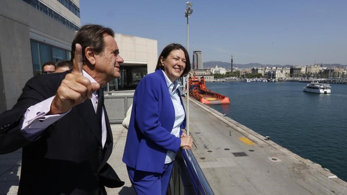 El presidente del Port de Barcelona, Sixte Cambra, y la comisaria europea de Transportes, Violeta Bulc.