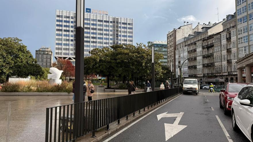 Instalan vallas en la plaza de Pontevedra para evitar cruces indebidos
