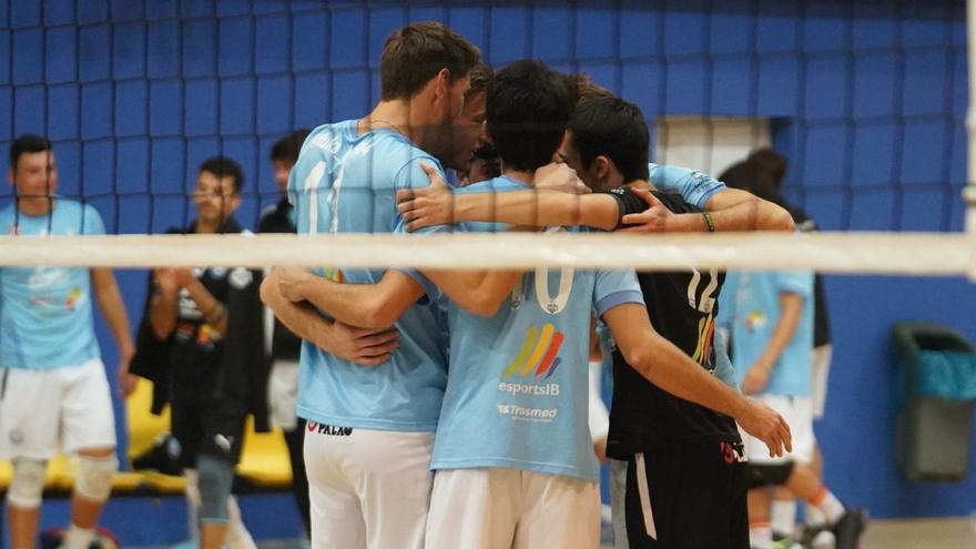 Los integrantes de la UD Ibiza Volley abrazándose antes de dar comienzo un encuentro durante esta temporada.