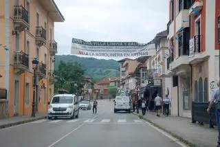 Pancartas contra la planta de biogás de Arenas de Cabrales