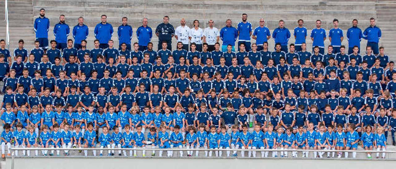 Foto de familia de la cadena del Club Deportivo Maspalomas en la que se encuentran sus equipos desde juveniles hasta su escuela, con la mayoría de su cuerpo técnico.