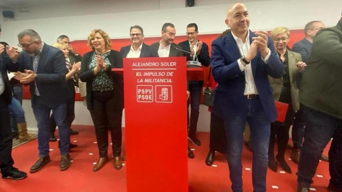 Soler, rodeado de los suyos, antes de anunciar su candidatura a las primeras del PSPV