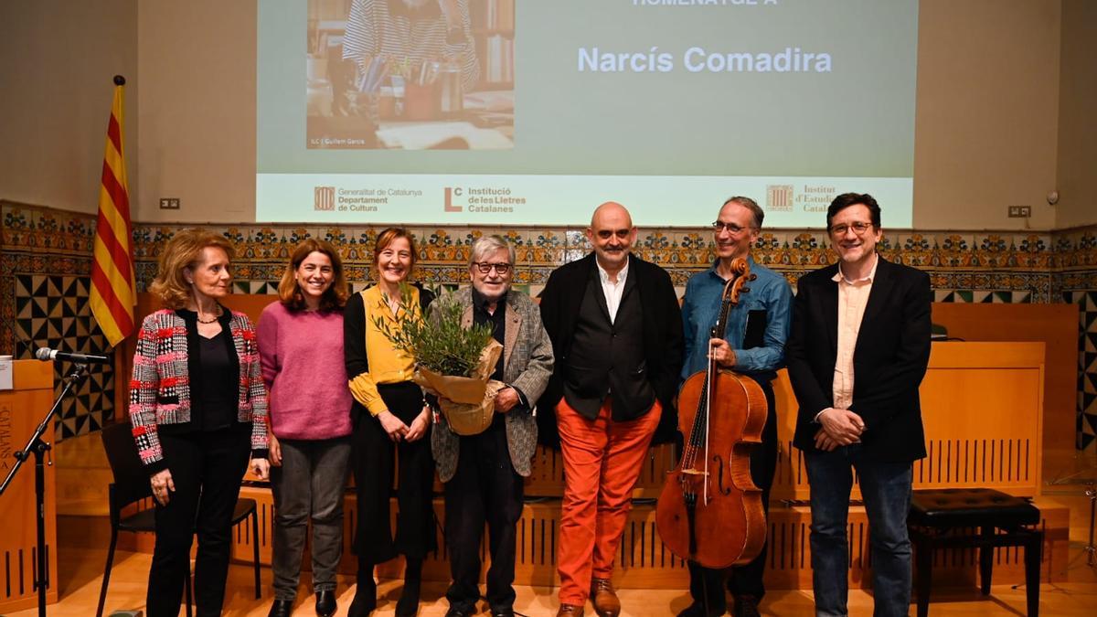 Una foto de família de l&#039;acte, amb Comadira al centre.