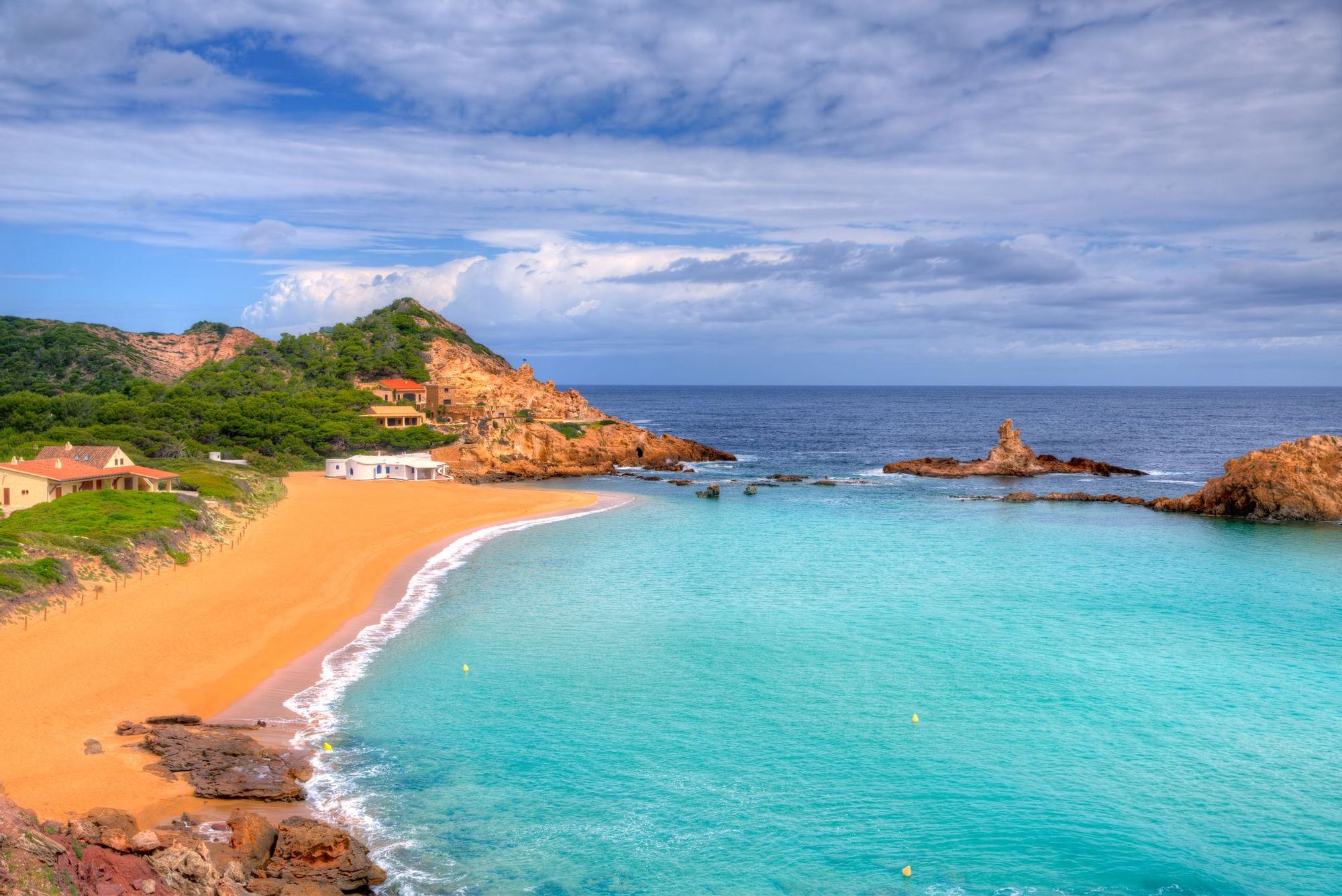 Los intensos colores de la Cala Pregonda caracterizan esta playa de Menorca