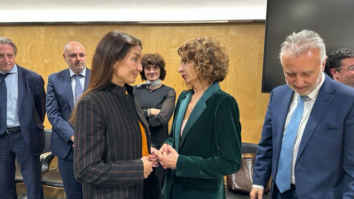 La consellera de Hacienda, Ruth Merino, dialoga con la ministra Montero en el Consejo de Política Fiscal, el miércoles.