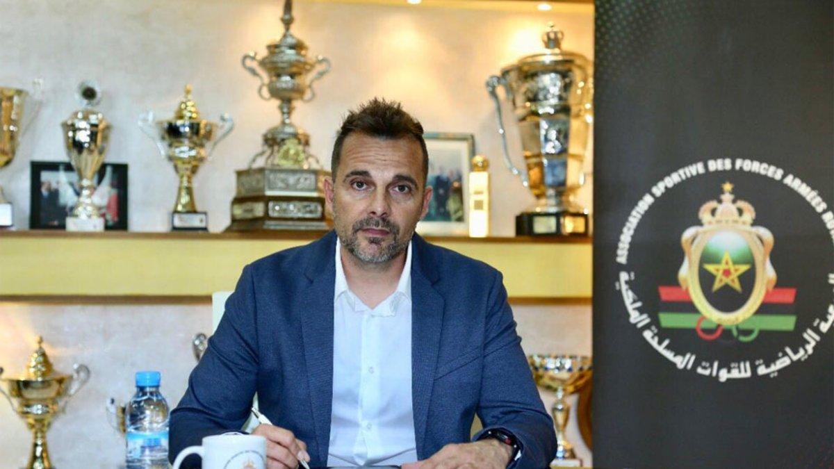 Carlos Alós firma su nuevo contrato con el FAR Rabat