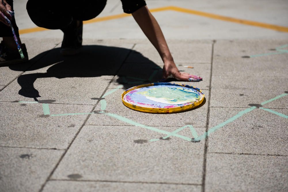 La artista Paula Fraile traza un mapa de color entre los restos de chicles que invaden las calles de la ciudad, dentro del ciclo 'Expontáneas'