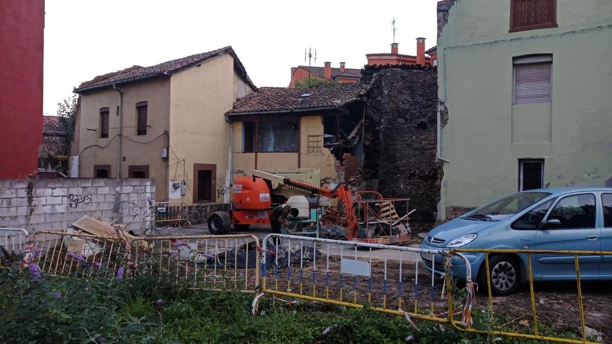 Derribo de un edificio en el barrio de La Villa.