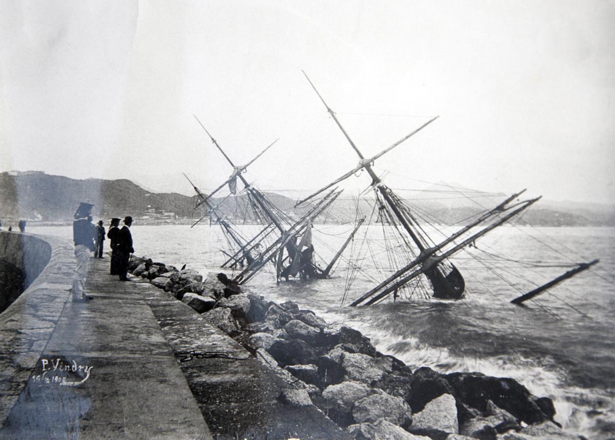 Restos del buque escuela ‘Gneisenau’ junto al Morro de Levante del Puerto.