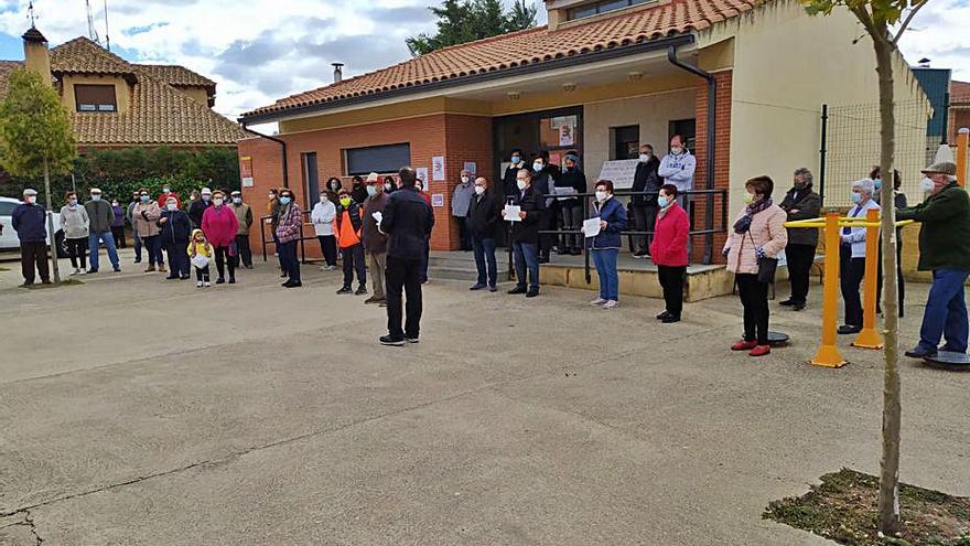 Vecinos de Fuentes de Ropel concentrados ante el consultorio.|  E. P.