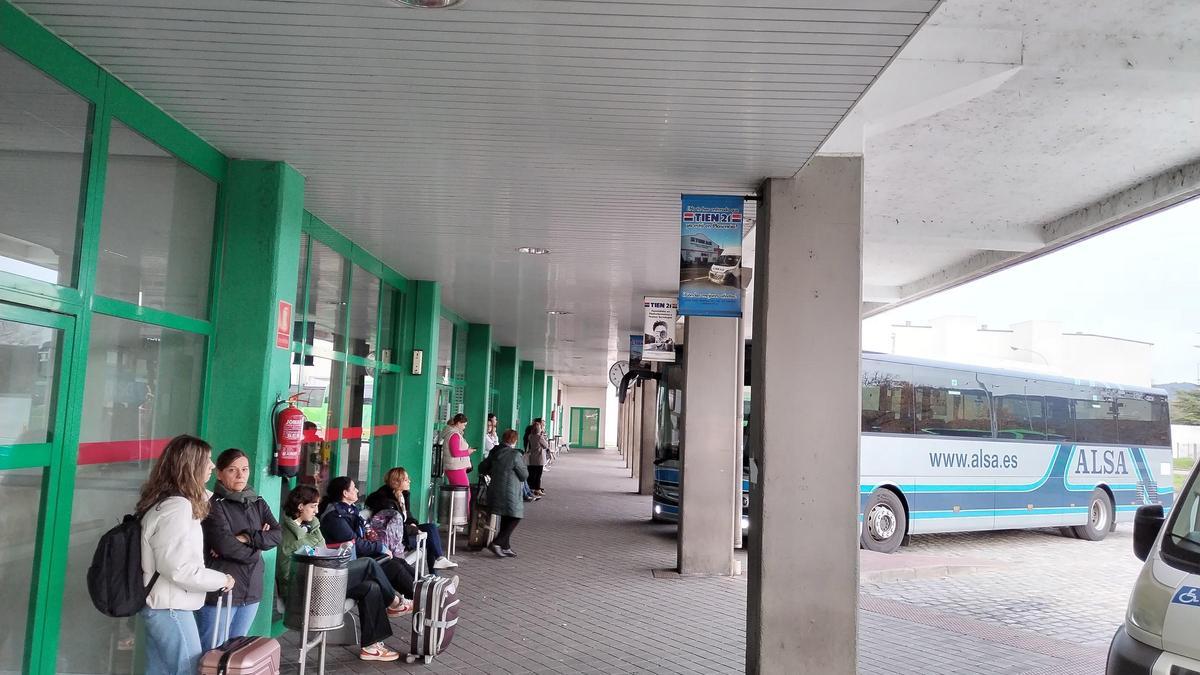 Usuarios esperando en la estación de autobuses de Plasencia.