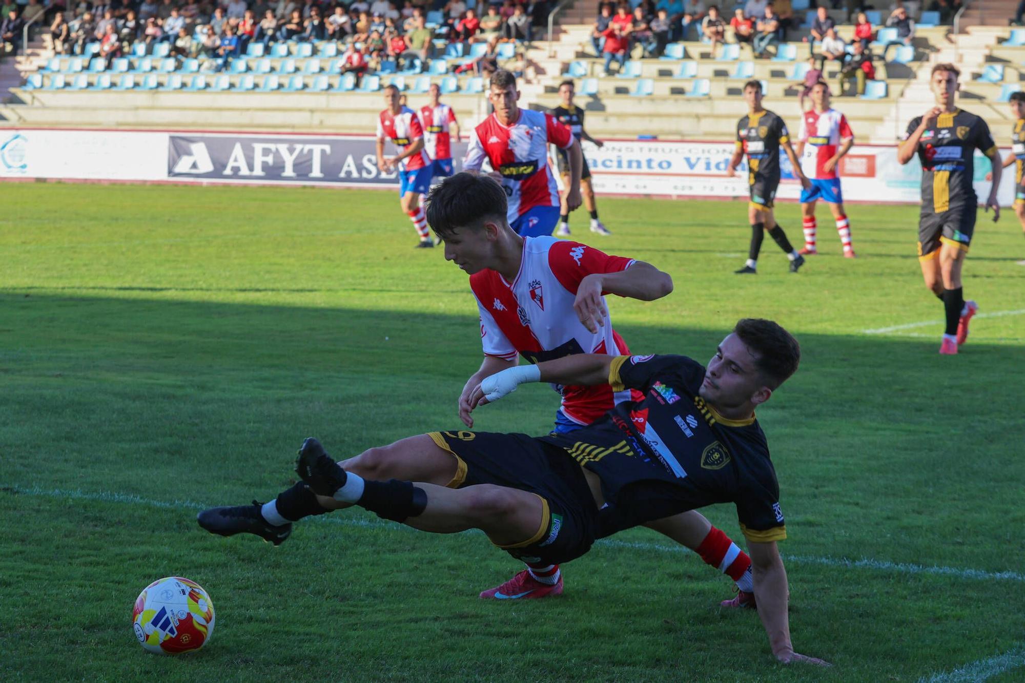 Las imágenes de la contundente victoria del Arosa al Barbadás (3-0)