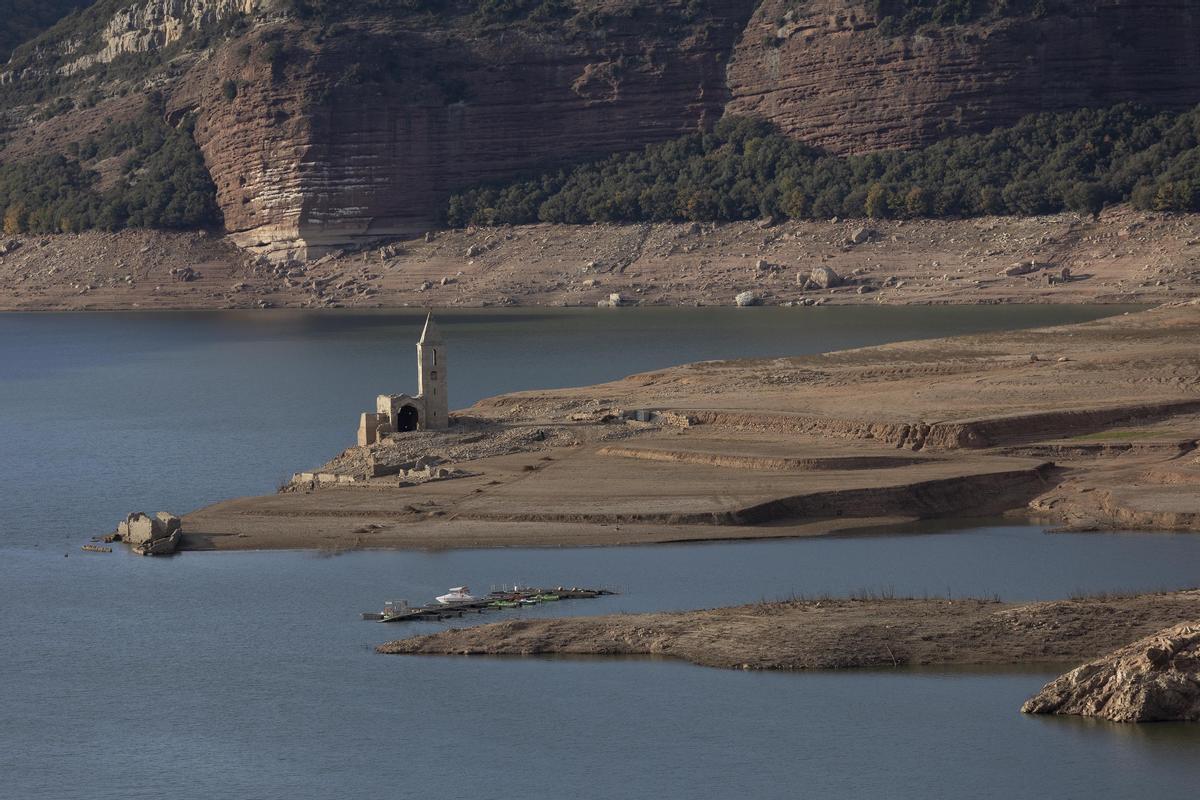 El pantano de Sau, con gran parte del pueblo al descubierto, por la sequía