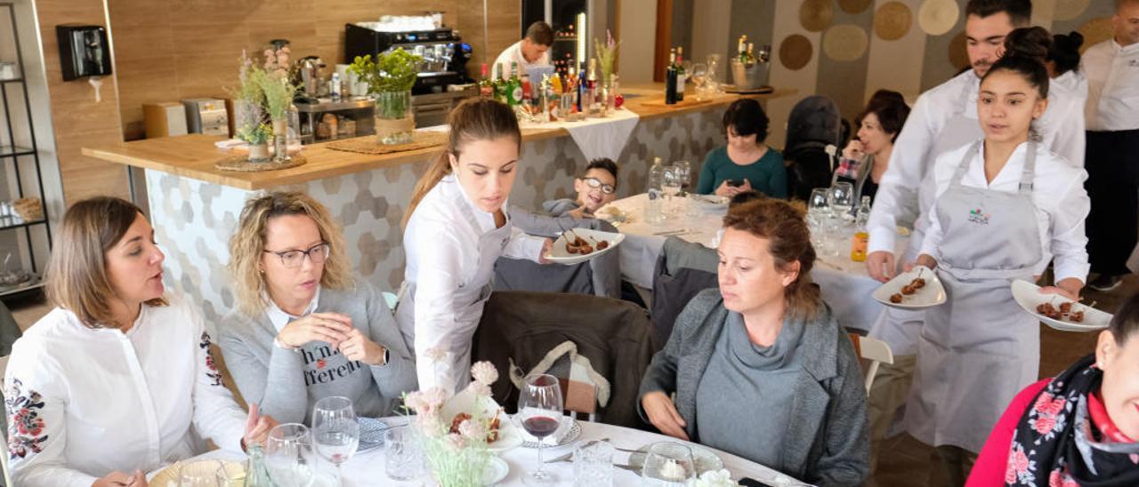 Los alumnos del centro integral de FP Valle de Elda realizando prácticas en su restaurante.