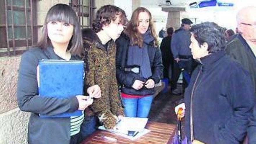 Recogida de firmas, el domingo, en el mercado de Cangas de Onís.