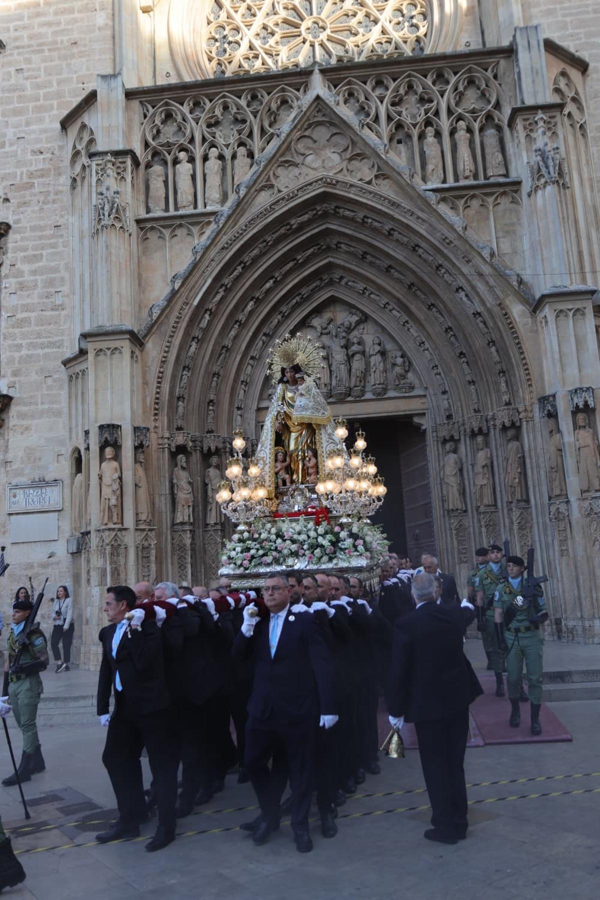 La Virgen de los Desamparados procesiona por el centro de València La Virgen de los Desamparados procesiona por el centro de València