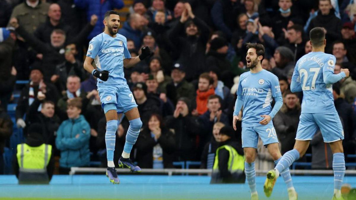 Mahrez celebra un gol ahir a contra el Leicester. | REUTERS/CARL RECINA