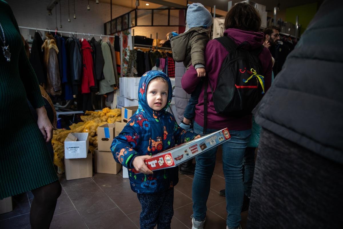 La Asociacion de ucranianos Djerelo que ayudan a los refugiados que están en Barcelona con alimentos, ropa, productos primera necesidad y lo hacen en vía Laietana 33 en el centro