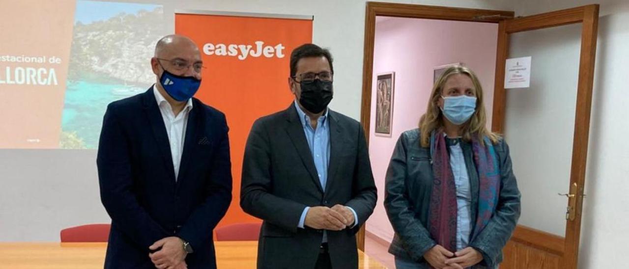 El conseller Serra, Javier Gándara y Lucía Escribano, en La Misericòrdia, en Palma.