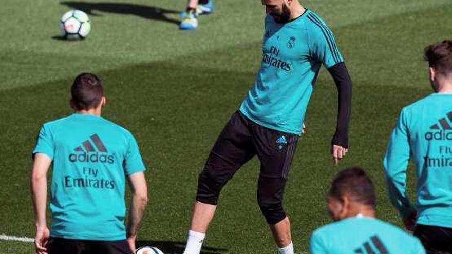 Benzema toca el balón en la sesión de entrenamiento blanca.