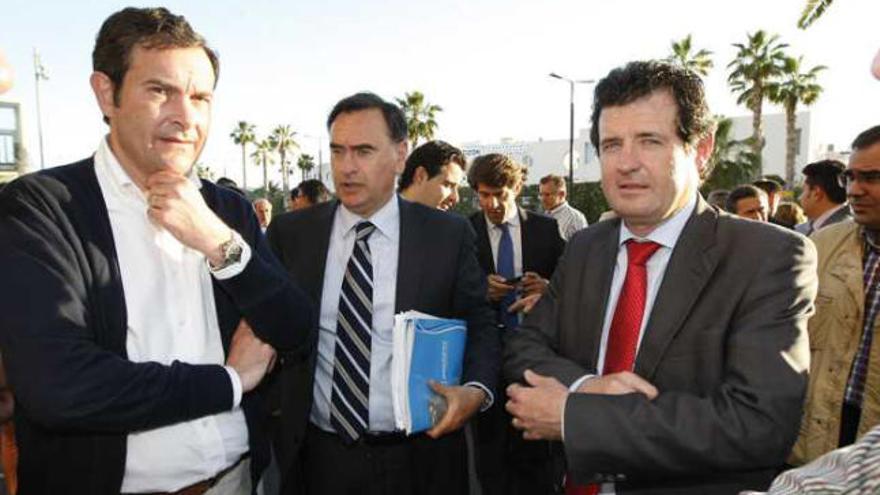 Miguel Ortiz junto a José Císcar y el edil alcoyano Fernando Pastor, ayer en Alicante.