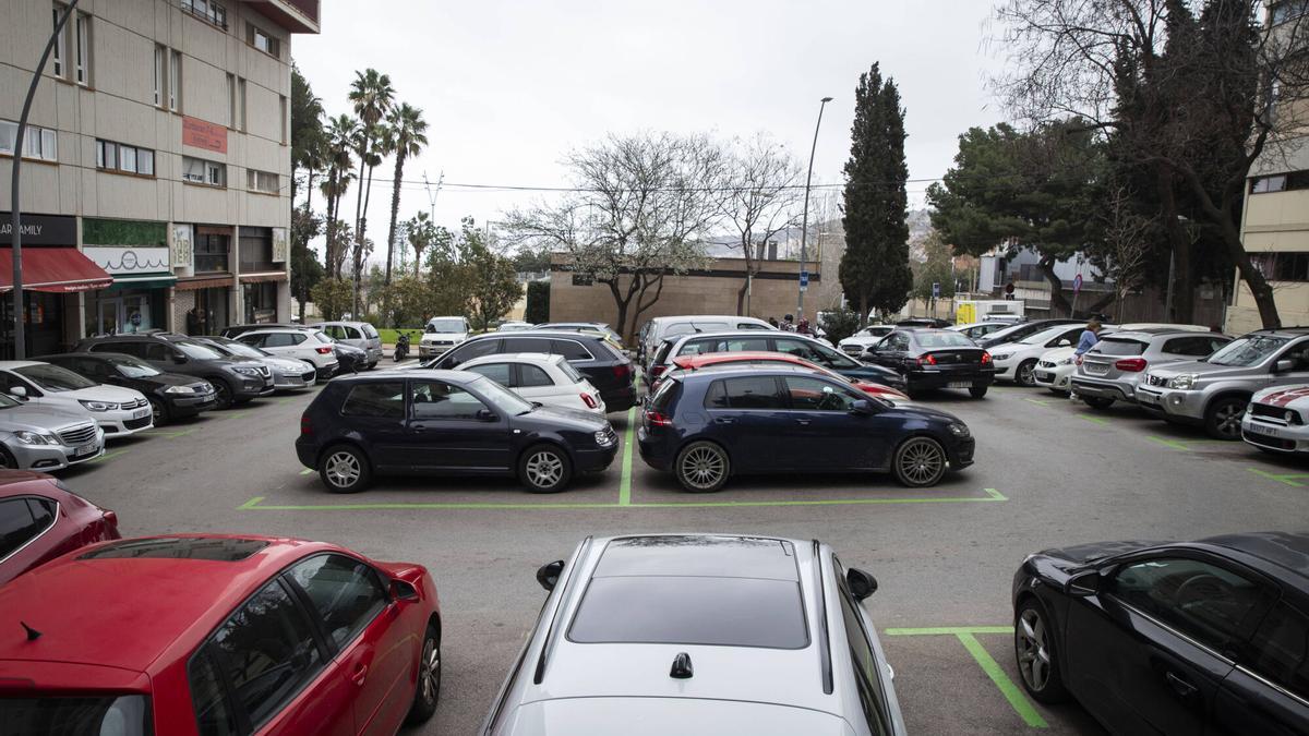 Coches aparcados en área verde en la plaza Zurbarán.