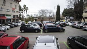 Barcelona, 6 de marzo de 2025. Quejas de los vecinos de Montbau por la falta de aparcamiento.Coches aparcados en la Plaza de Zurbarán. FOTO: Macarena Pérez