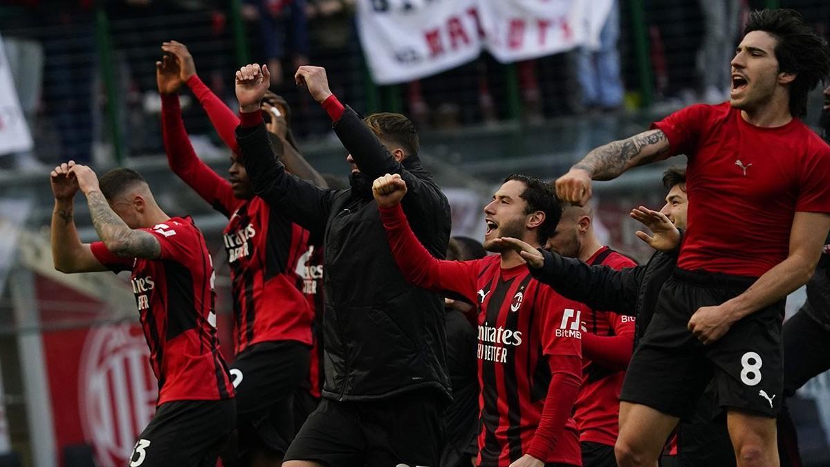 Un solitario gol Leao hace líder al Milan