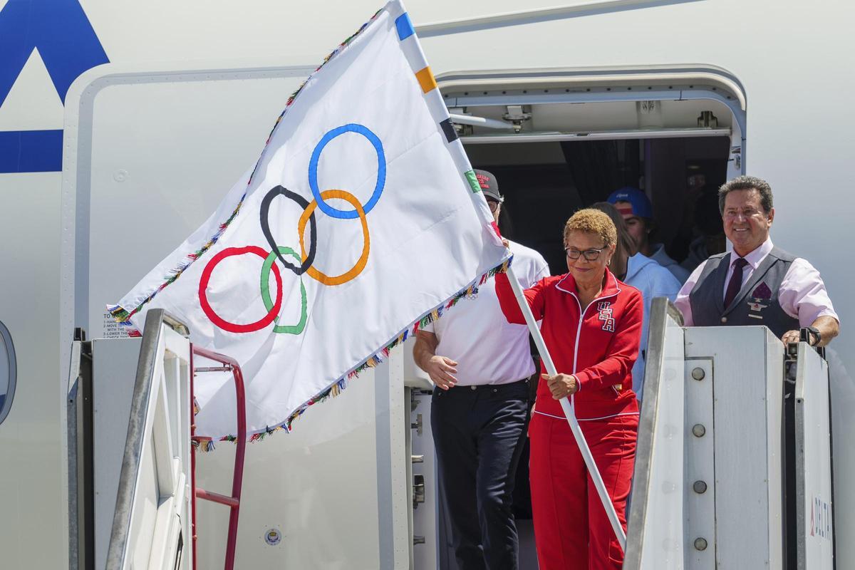 La bandera olímpica ya está en Los Ángeles, sede de los Juegos en 2028