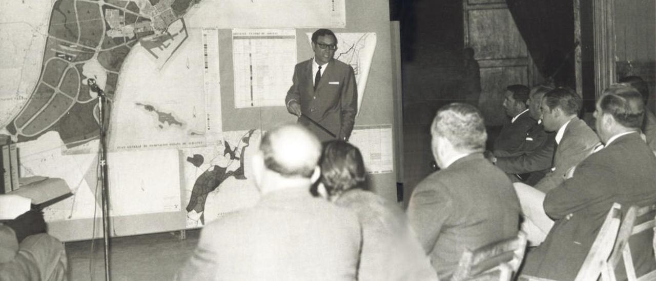 García Solera exponiendo el fallido Plan General de 1974.