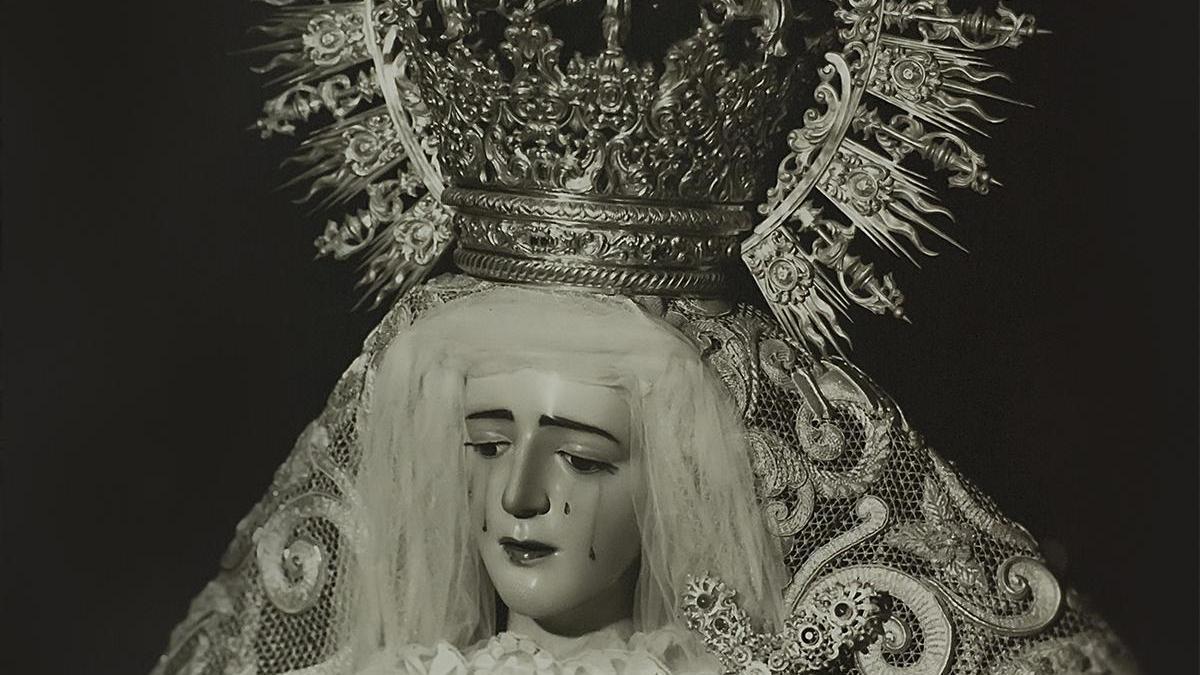 La Virgen de los Dolores, con la corona sustraída en 1984 y que le regaló Enrique Navarro, en una antigua fotografía