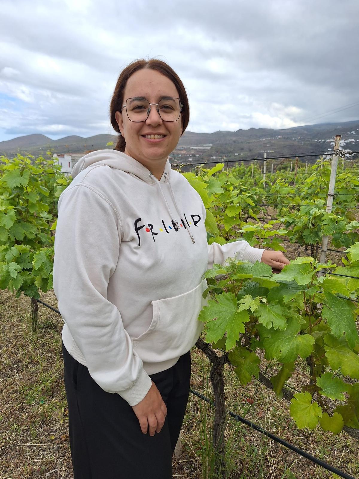Yanira entre las vides de la bodega Hinojo, en el municipio de Telde.